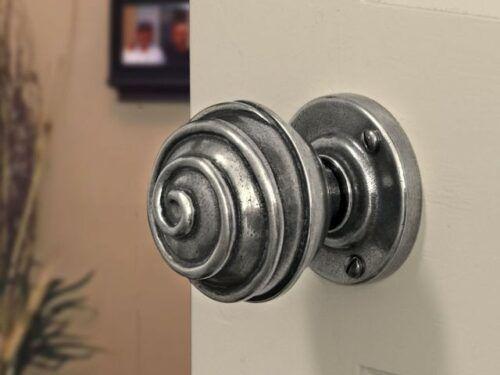 Choose Pewter Door Knobs for a Traditional Touch